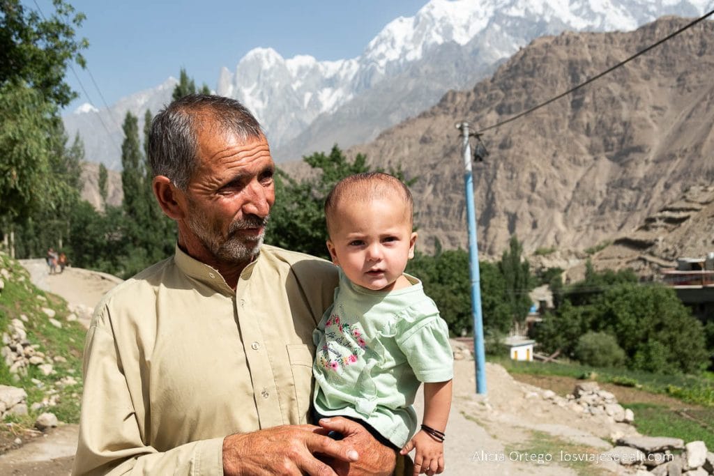 abuelo con su nieta en brazos en el valle de hunza