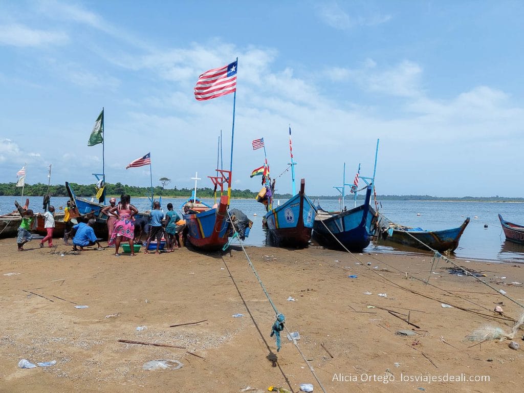 barcas de pesca en marshall, liberia