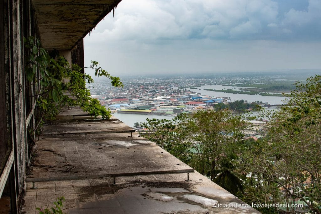 vista de monrovia desde las alturas del hotel ducor