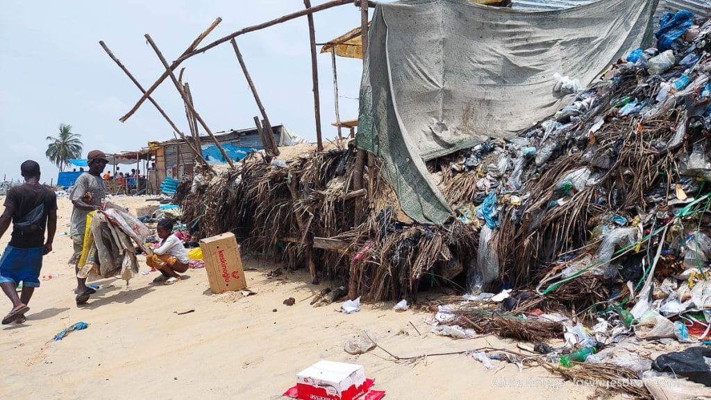 montones de basura que ver en Monrovia