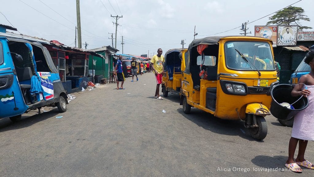 calle de west point con tuk tuks amarillos y azules