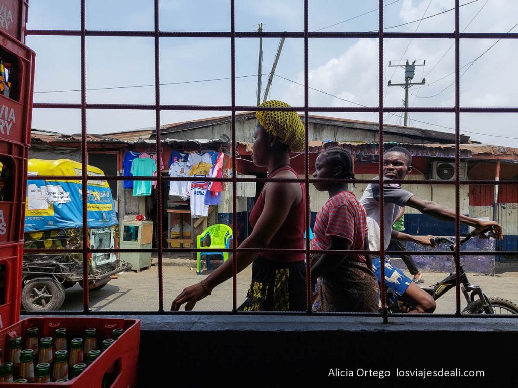 gente caminando por una calle de west point