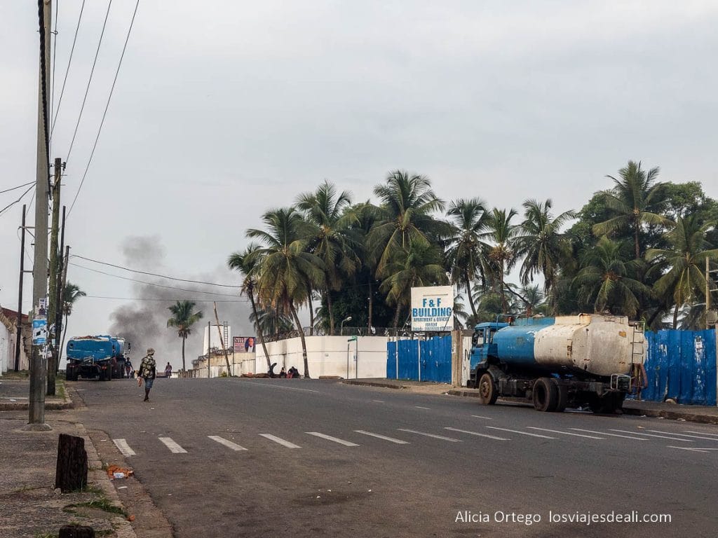 calle principal con humo al fondo que ver en monrovia