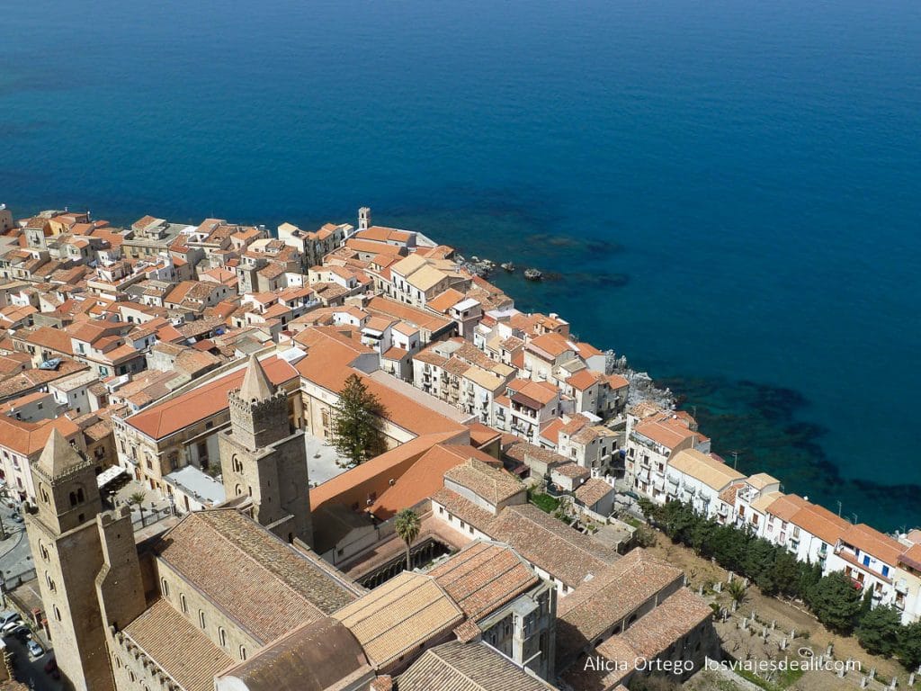Guía de Palermo y alrededores: 12 + 3 lugares espectaculares 71 vista aérea de cefalú y el mar azul