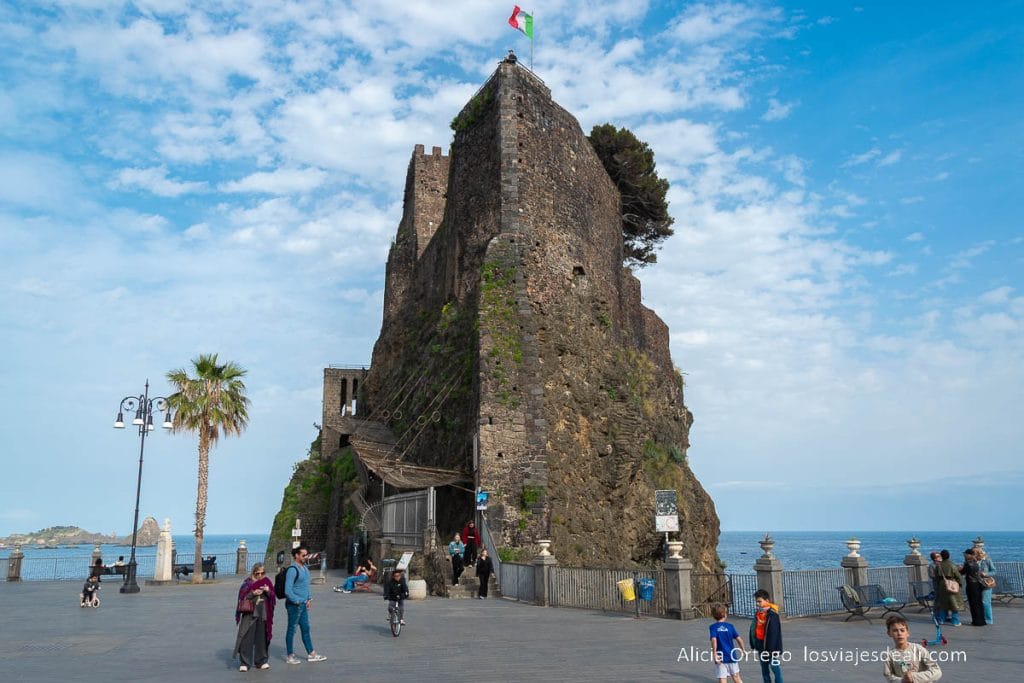 Qué ver en Sicilia en 8 días entre Catania, Siracusa y Taormina 65 castillo de Aci Castello en piedra volcánica