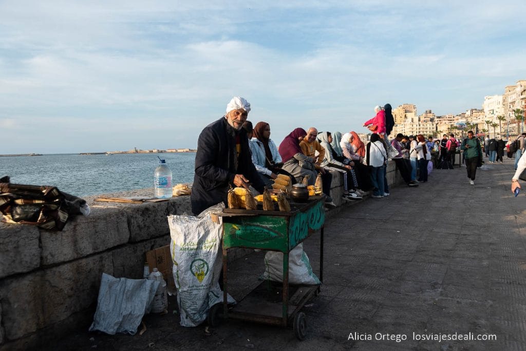 ambiente en el paseo marítimo de alejandría