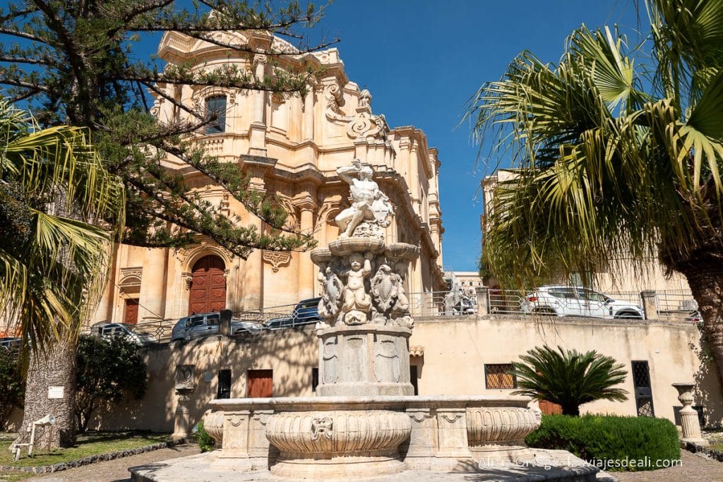 9 sitios que ver en Noto, la impresionante ciudad barroca que no te debes perder en Sicilia 71 fontana d'ercolo o fuente de hércules que ver en noto