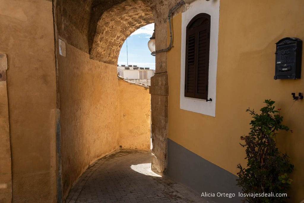 9 sitios que ver en Noto, la impresionante ciudad barroca que no te debes perder en Sicilia 77 pasaje con arco en el quartiaere de agliastello que ver en noto