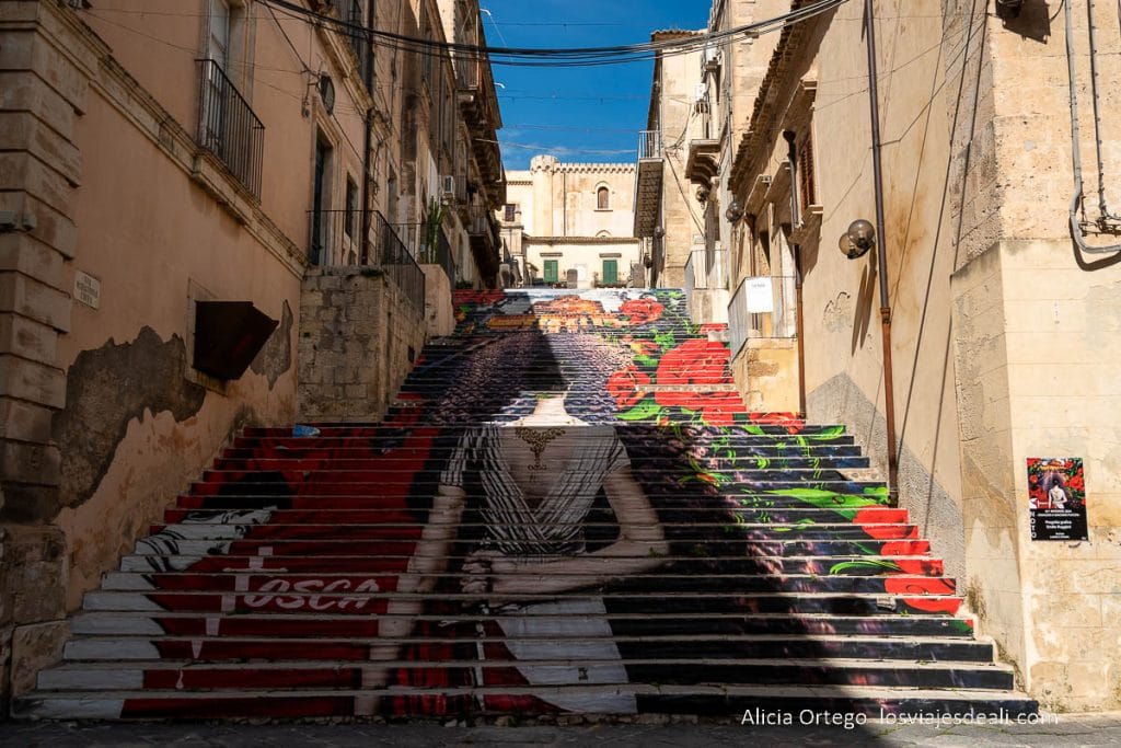 9 sitios que ver en Noto, la impresionante ciudad barroca que no te debes perder en Sicilia 75 calle de noto con escaleras cubiertas con mural