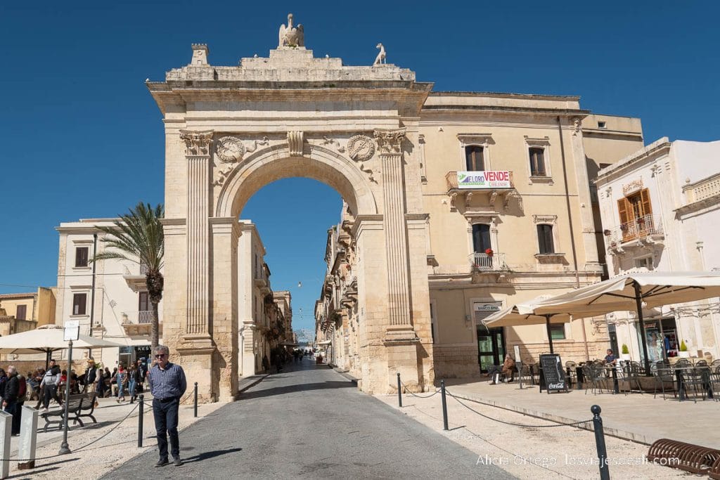 9 sitios que ver en Noto, la impresionante ciudad barroca que no te debes perder en Sicilia 62 porta reale que ver en noto