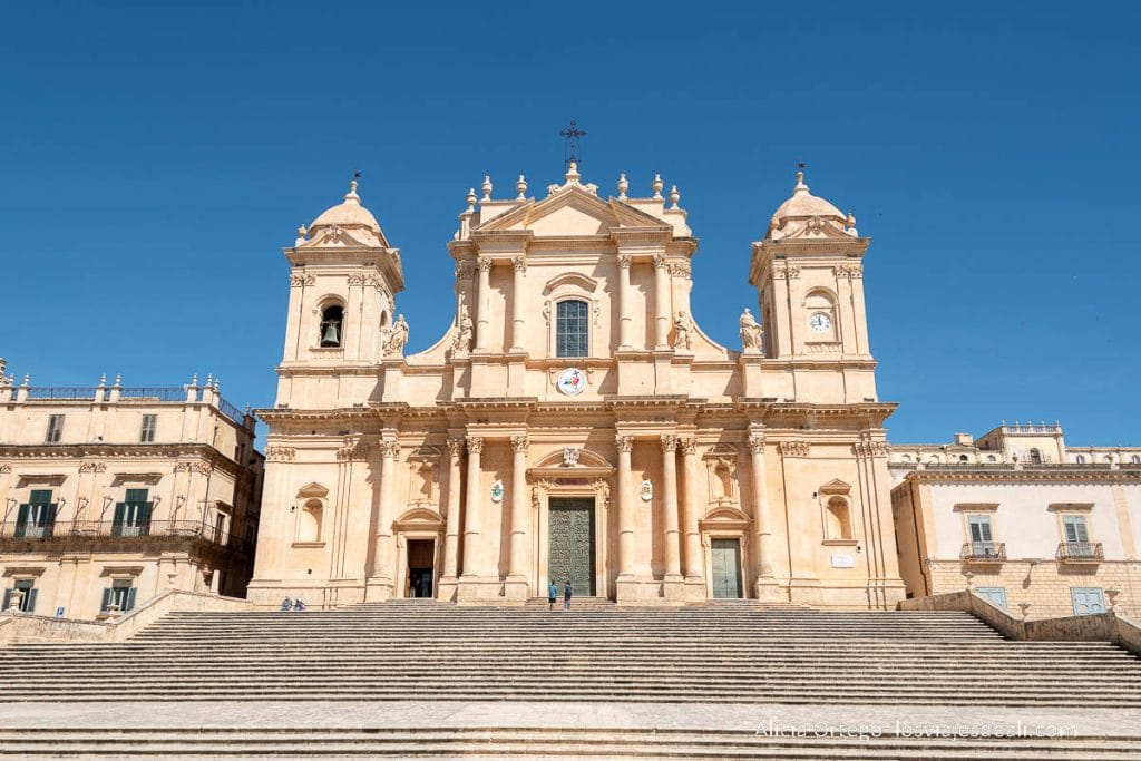 9 sitios que ver en Noto, la impresionante ciudad barroca que no te debes perder en Sicilia 68 catedral de noto con la escalinata de frente