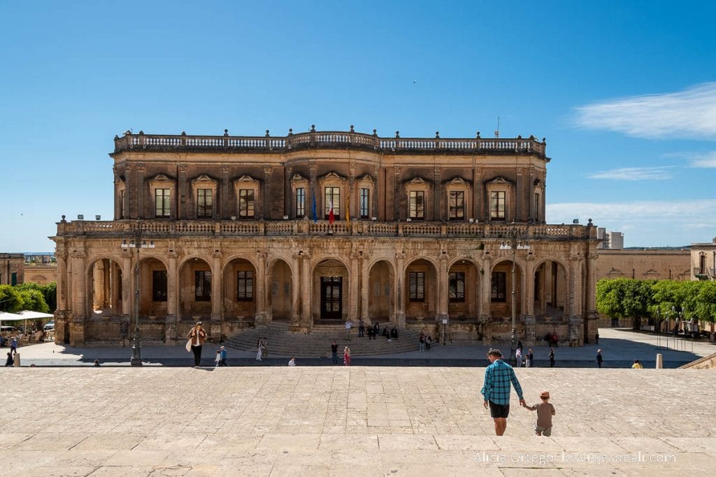 9 sitios que ver en Noto, la impresionante ciudad barroca que no te debes perder en Sicilia 69 palazzo ducezio de noto
