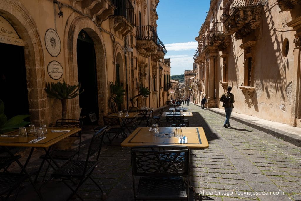 9 sitios que ver en Noto, la impresionante ciudad barroca que no te debes perder en Sicilia 73 calle nicolaci de noto