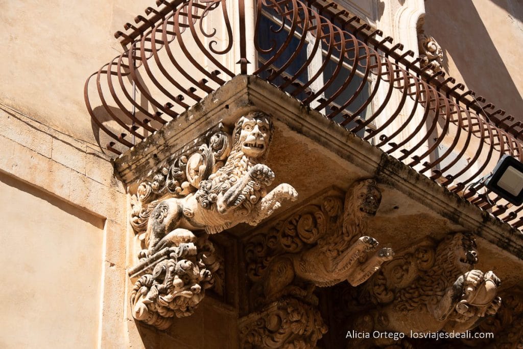 9 sitios que ver en Noto, la impresionante ciudad barroca que no te debes perder en Sicilia 74 figuras de piedra en balcón de palazzo nicolaci que ver en noto