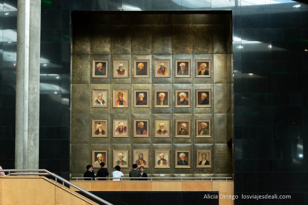 pared con retratos de sabios árabes en la biblioteca de alejandría