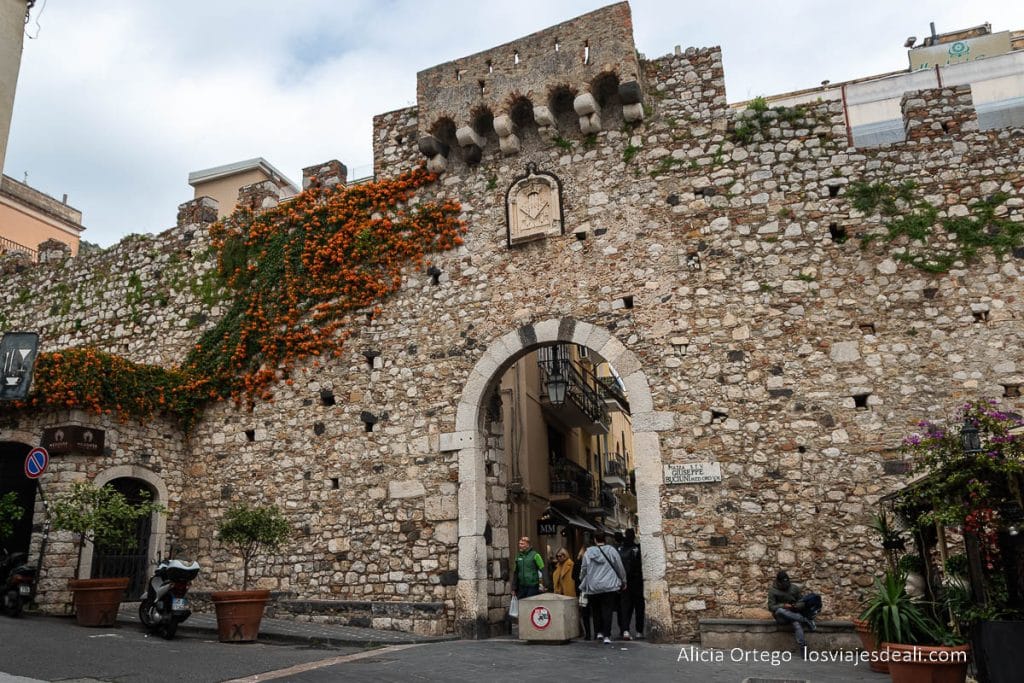 Qué ver en Taormina: Descubre la perla de Sicilia 33 puerta de catania de taormina