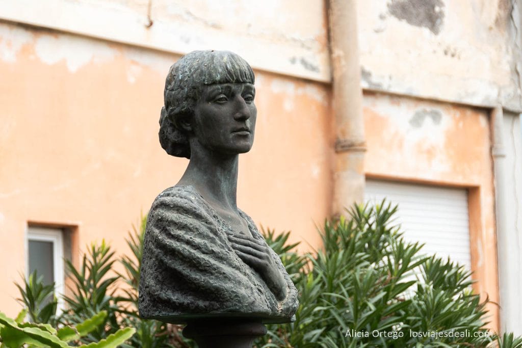 Qué ver en Taormina: Descubre la perla de Sicilia 34 escultura de mazzulo en taormina