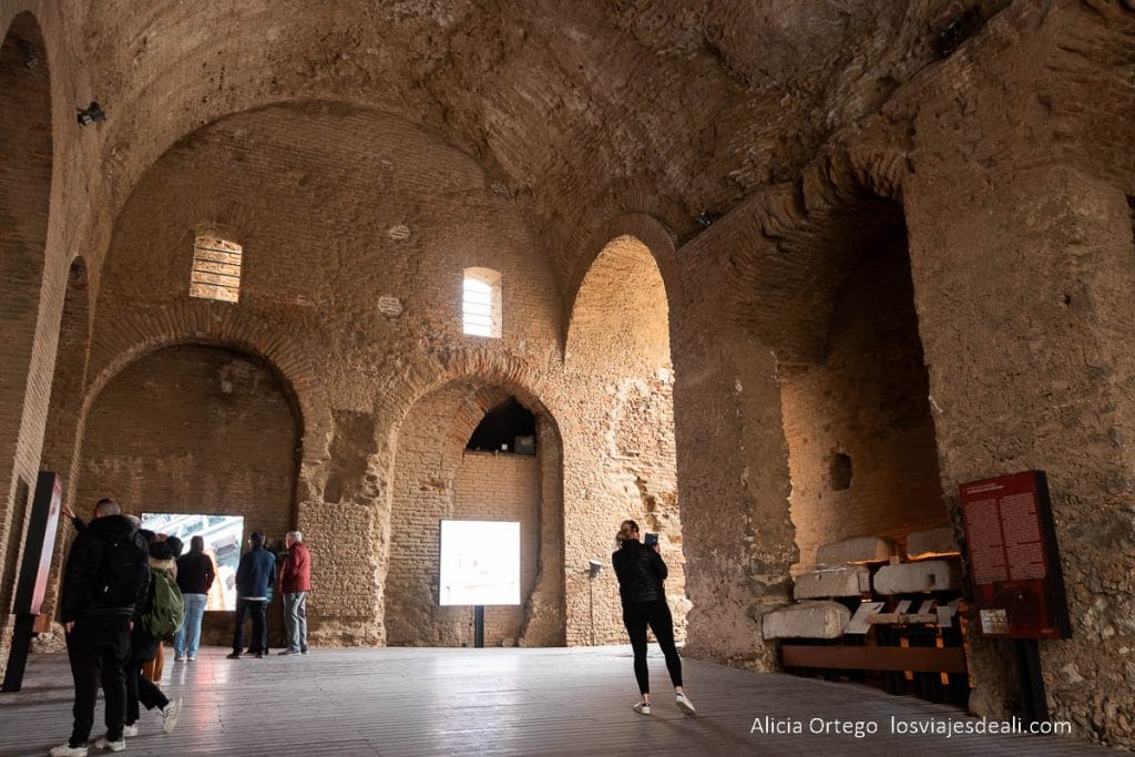 Qué ver en Taormina: Descubre la perla de Sicilia 24 entrada al teatro antiguo con gran sala con arcos