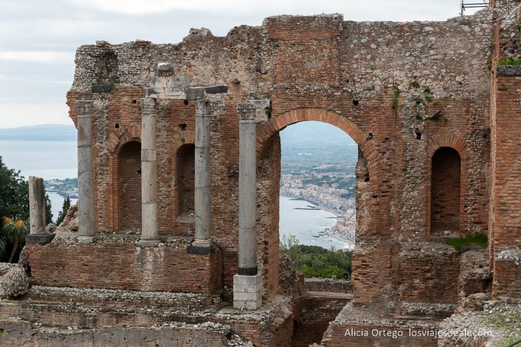 Qué ver en Taormina: Descubre la perla de Sicilia 25 escenario del teatro que ver en taormina con columnas y mar detrás