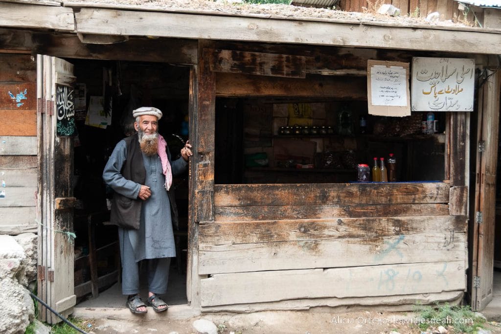 Los Kalash, una joya cultural escondida en las montañas del Norte de Pakistán 66 anciano en la puerta de su tienda