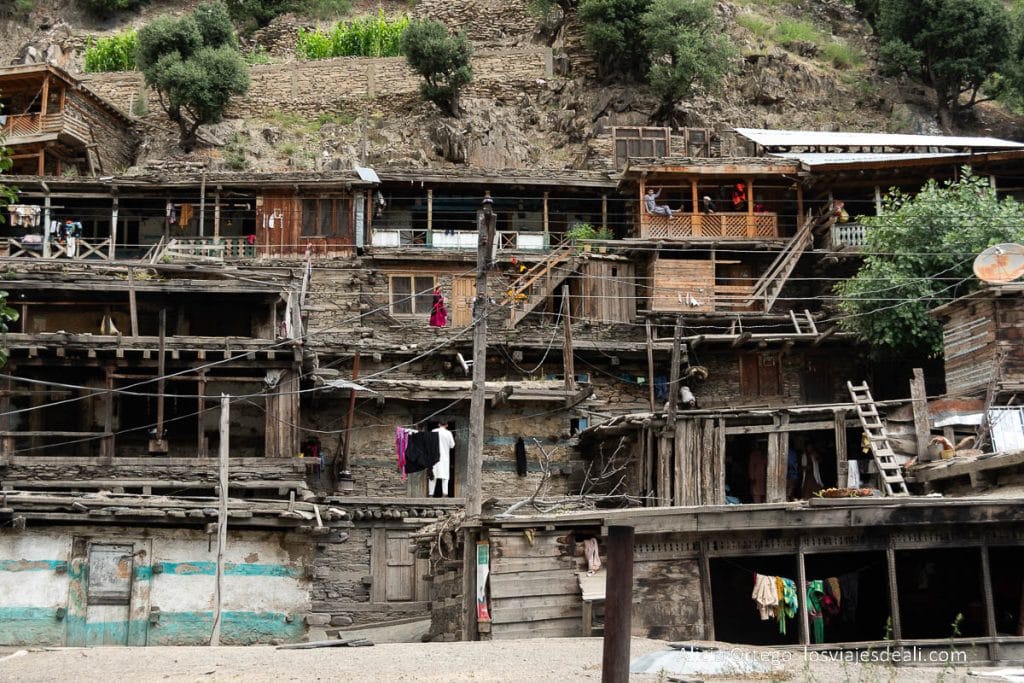 Los Kalash, una joya cultural escondida en las montañas del Norte de Pakistán 62 pueblo de los kalash con casas de madera y balcones
