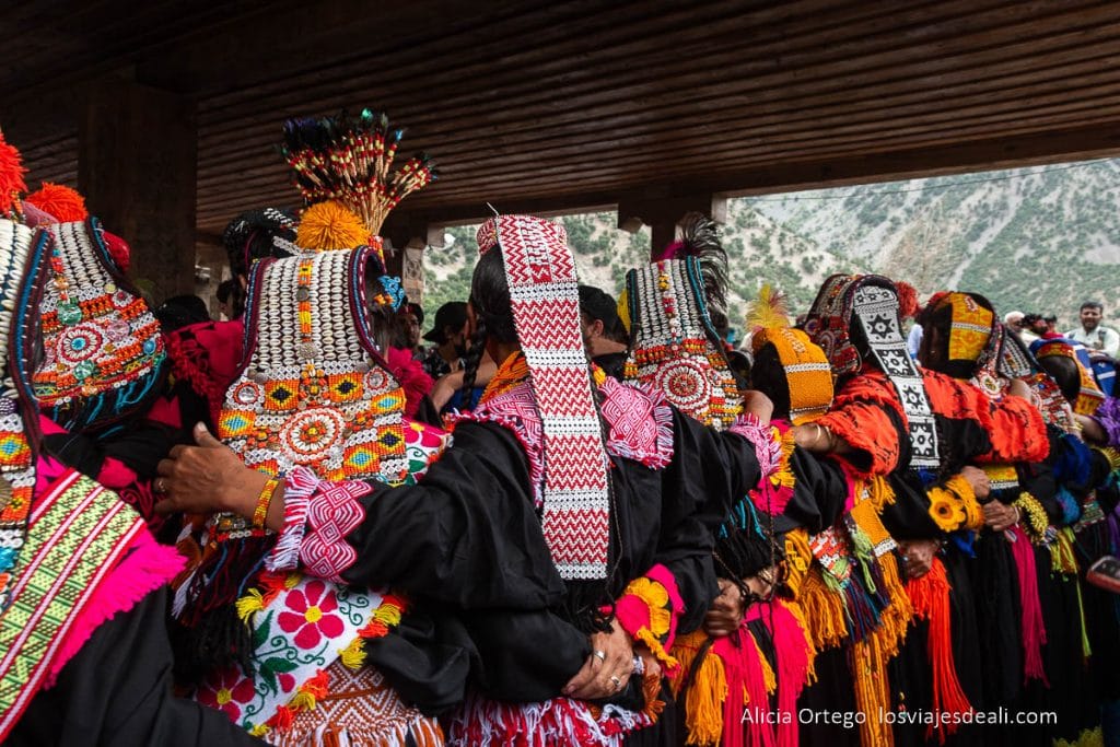 Los Kalash, una joya cultural escondida en las montañas del Norte de Pakistán 68 mujeres bailando en el festival de verano kalash