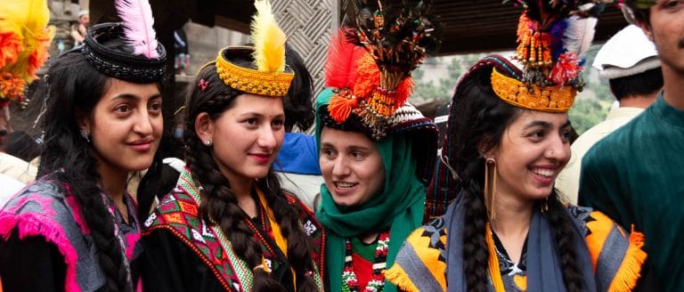 Los Kalash, una joya cultural escondida en las montañas del Norte de Pakistán 2 los kalash mujeres en el festival