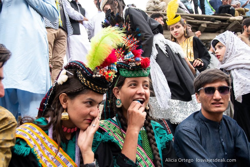 Los Kalash, una joya cultural escondida en las montañas del Norte de Pakistán 58 chicas kalash en el festival de verano