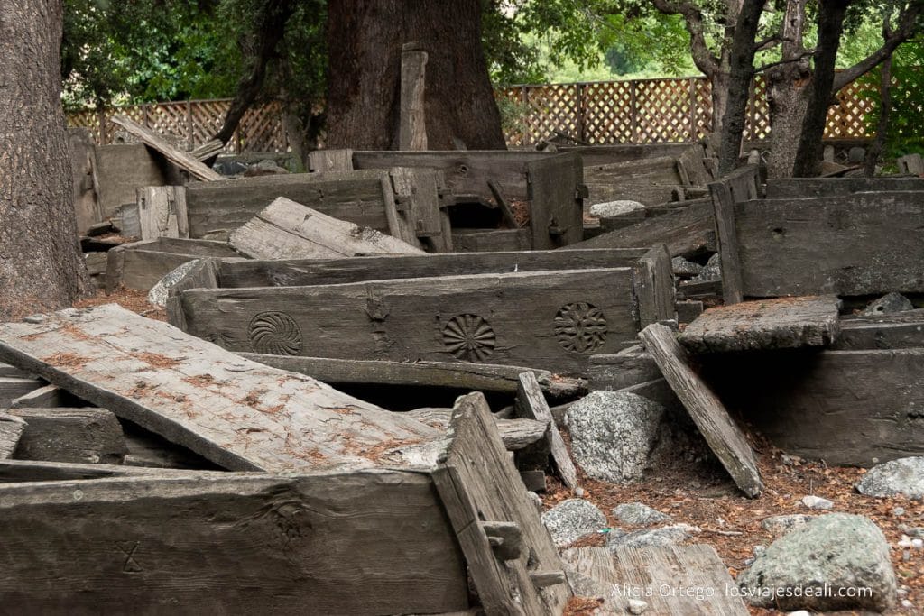 Los Kalash, una joya cultural escondida en las montañas del Norte de Pakistán 60 cementerio de los kalash con ataúdes al aire libre
