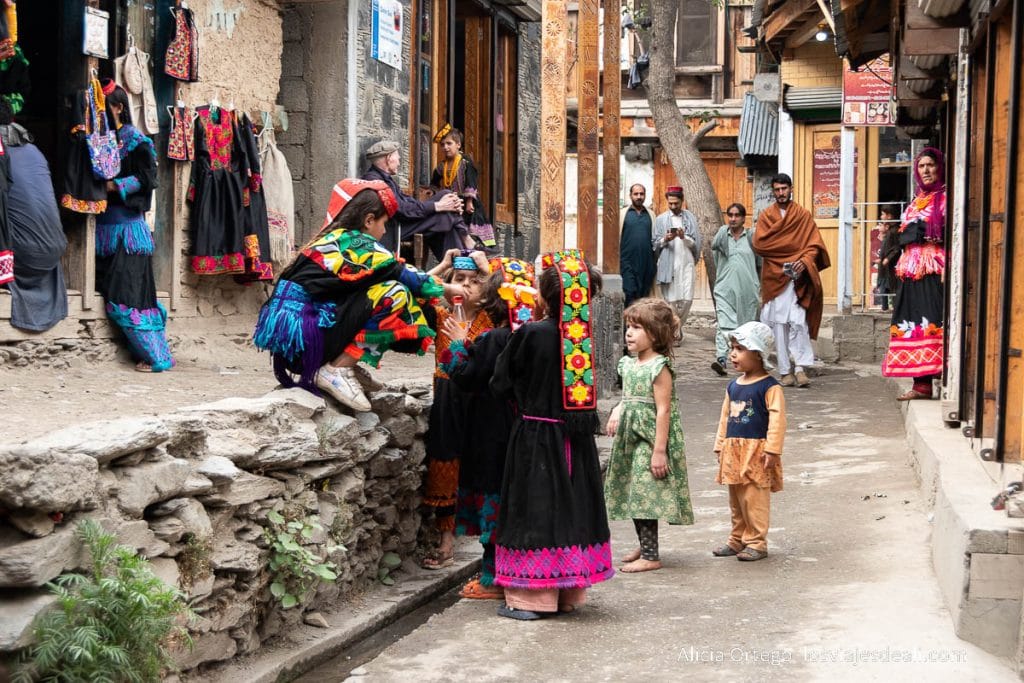 Los Kalash, una joya cultural escondida en las montañas del Norte de Pakistán 64 calle de un pueblo con niñas kalash