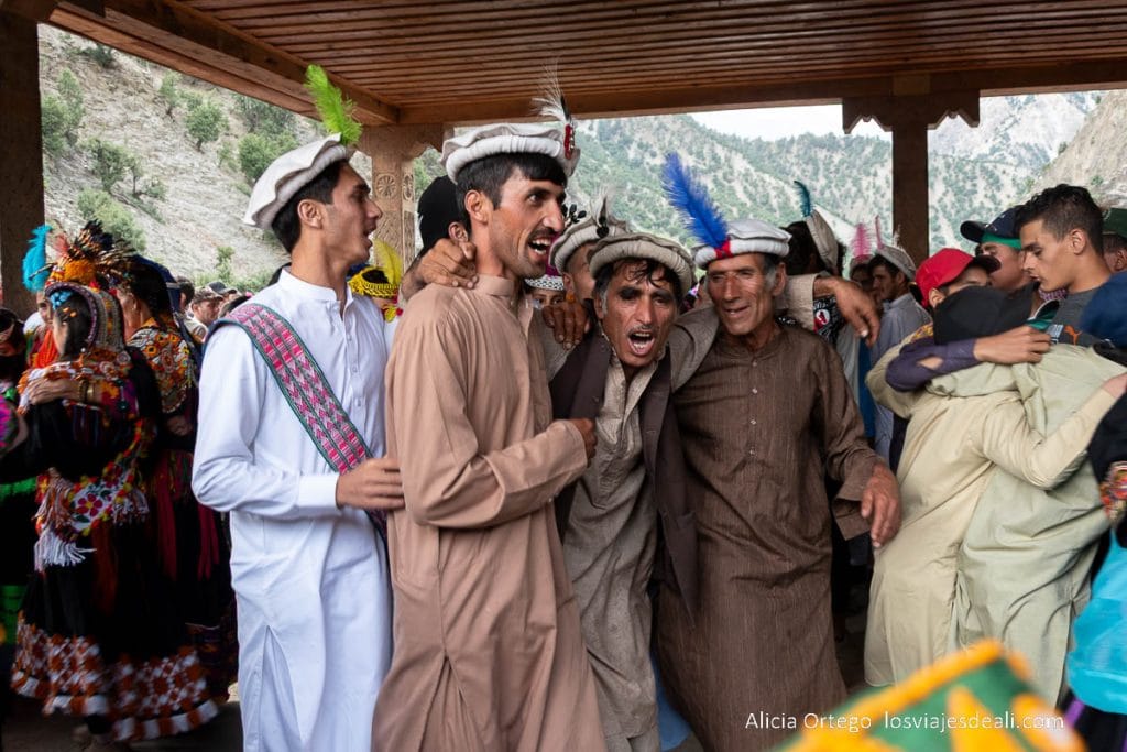 Los Kalash, una joya cultural escondida en las montañas del Norte de Pakistán 70 hombres bailando en el festival de los kalash de verano