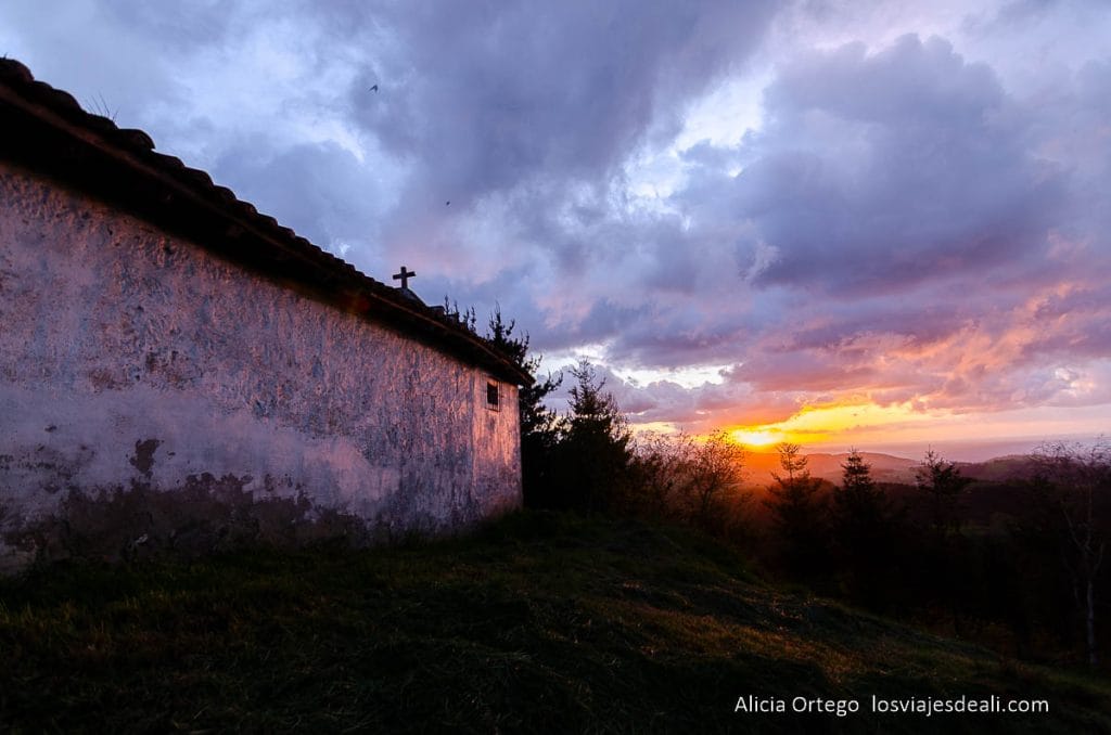 Qué ver cerca de San Sebastián: 8 pueblos maravillosos que descubrir 52 ermita de santa cruz con el atardecer