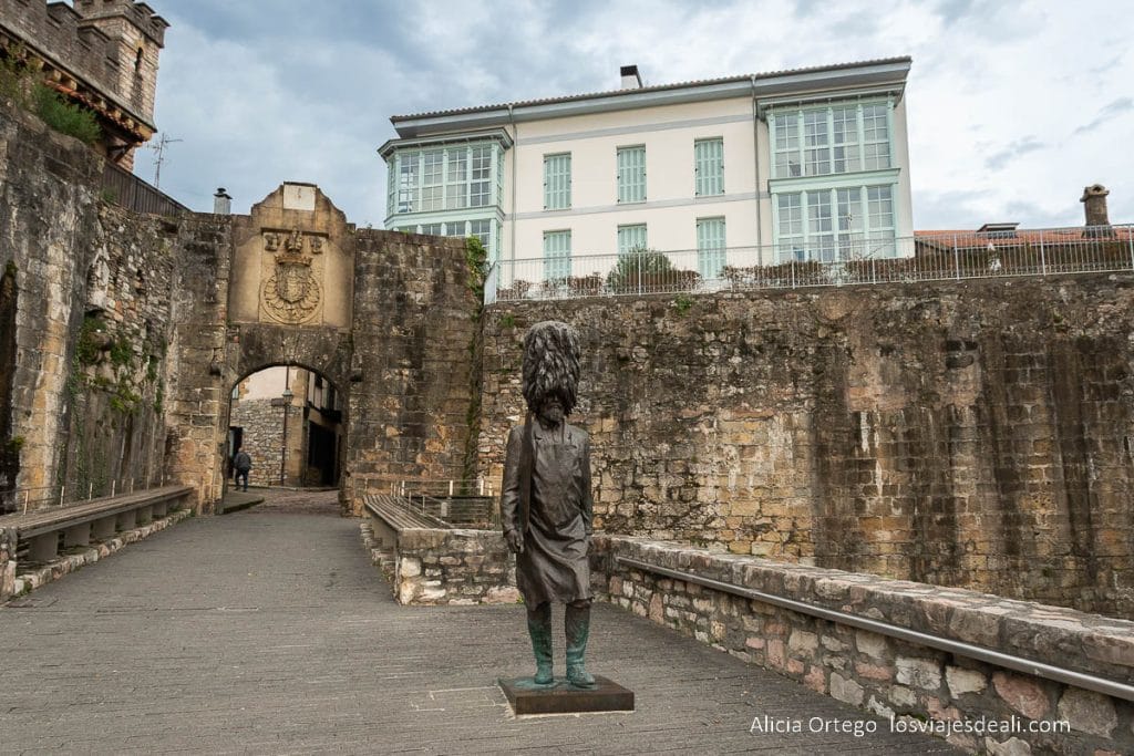 Qué ver cerca de San Sebastián: 8 pueblos maravillosos que descubrir 54 entrada por la muralla de Hondarribia