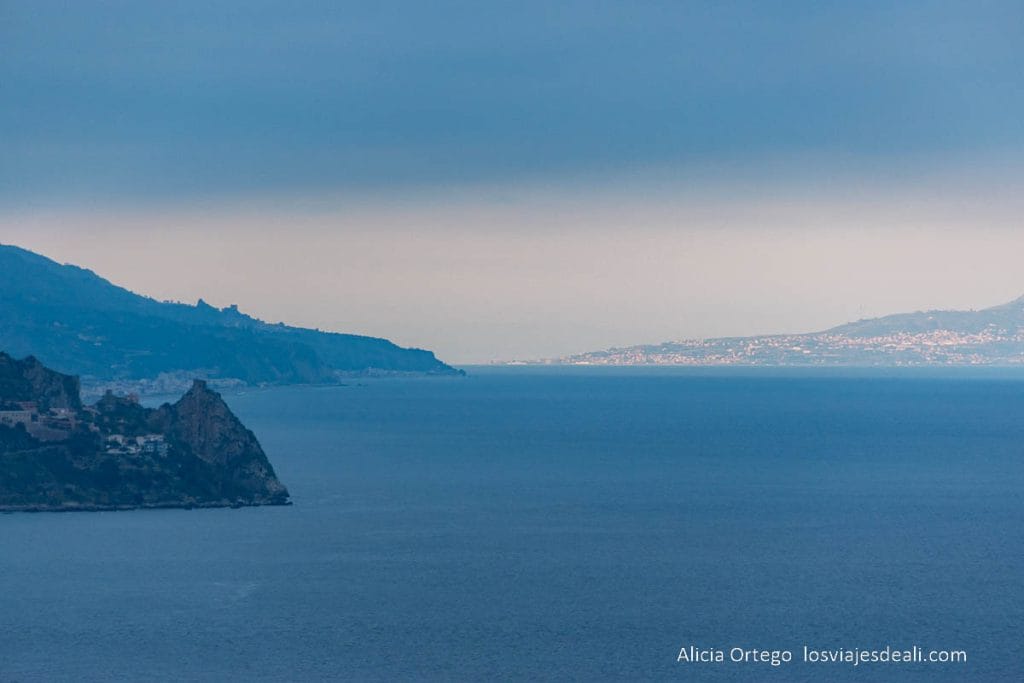 Qué ver en Taormina: Descubre la perla de Sicilia 21 vistas de la costa de calabria desde taormina
