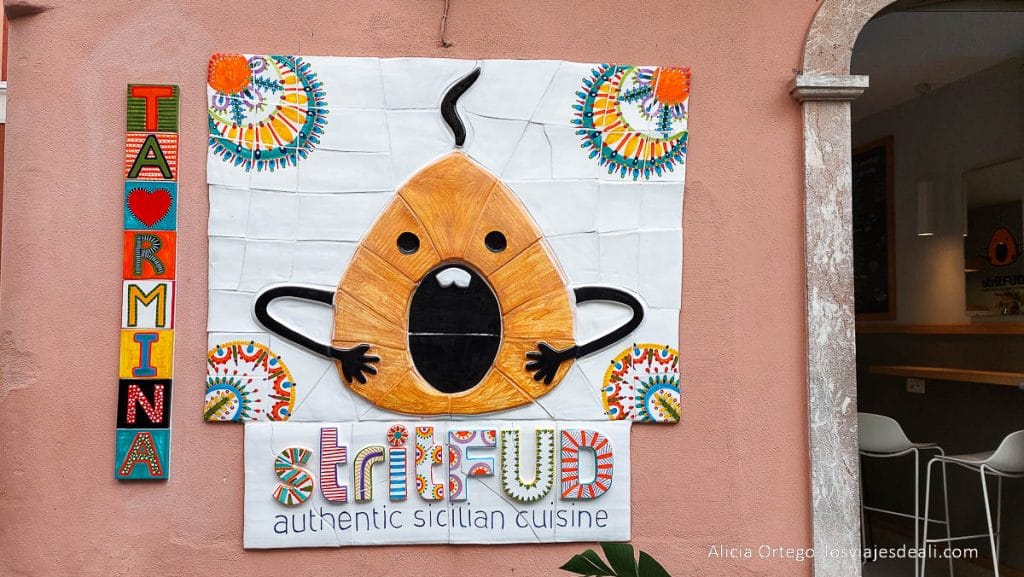 Qué ver en Taormina: Descubre la perla de Sicilia 41 cartel de stritfud sitio para comer en taormina