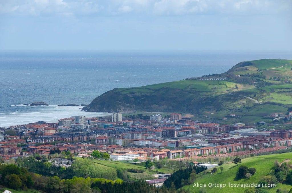 Qué ver cerca de San Sebastián: 8 pueblos maravillosos que descubrir 49 panorama de la costa vasca con zarautz