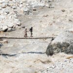 pareja cruzando un rio en pakistan libros de viajes para disfrutar