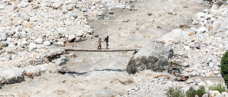 pareja cruzando un rio en pakistan libros de viajes para disfrutar