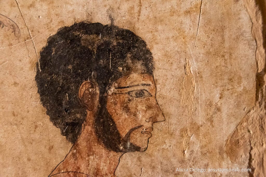 Guía del Oasis de Siwa: Antigüedad, Cultura y Naturaleza en un rincón único de Egipto 63 retrato de un hombre en la tumba de si-amun de siwa