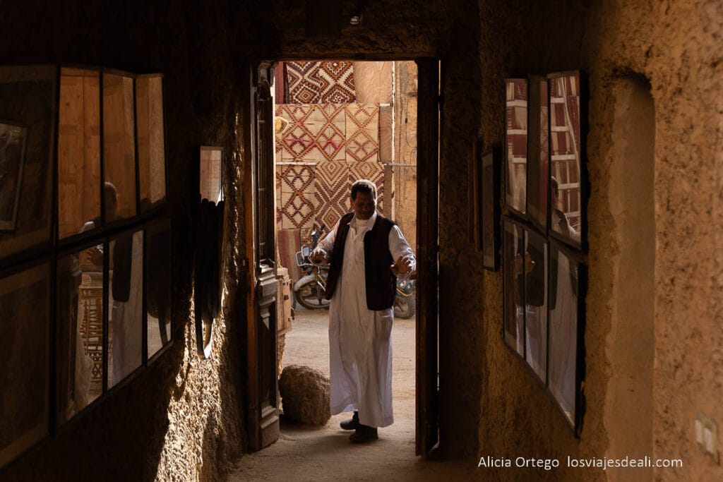 Guía del Oasis de Siwa: Antigüedad, Cultura y Naturaleza en un rincón único de Egipto 50 hombre de siwa vestido con ropa tradicional
