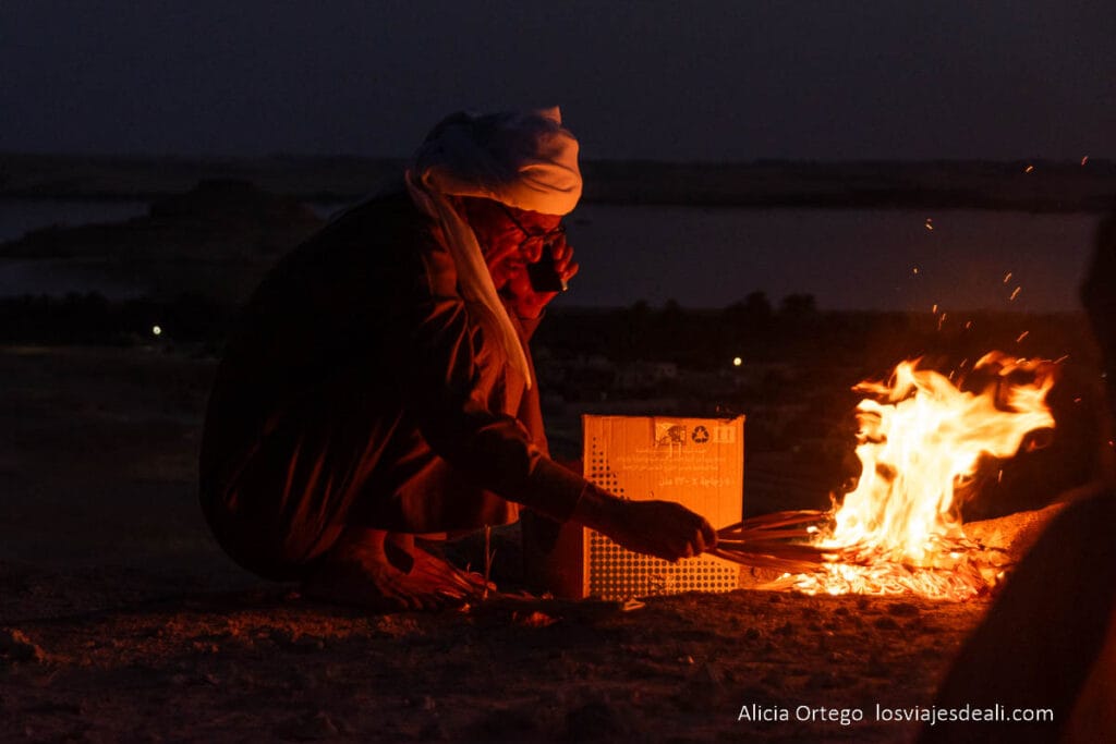 Guía del Oasis de Siwa: Antigüedad, Cultura y Naturaleza en un rincón único de Egipto 74 preparando té en el fuego