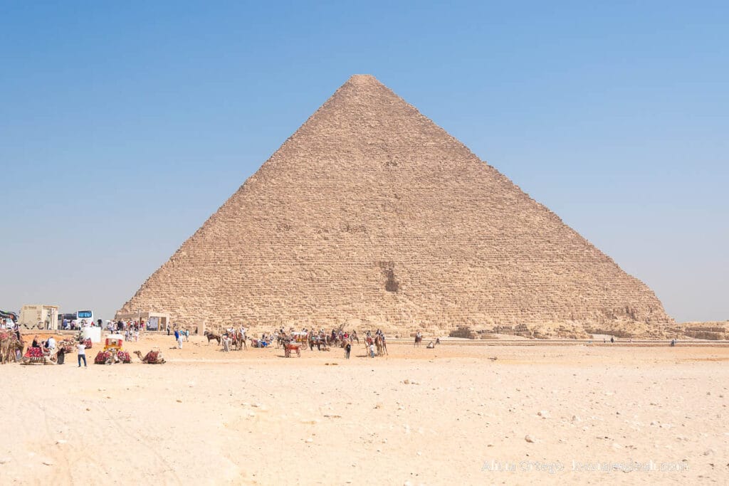 Guía para visitar las Pirámides de Giza: un viaje al corazón del Antiguo Egipto 37 pirámide de keops, gente y autobuses