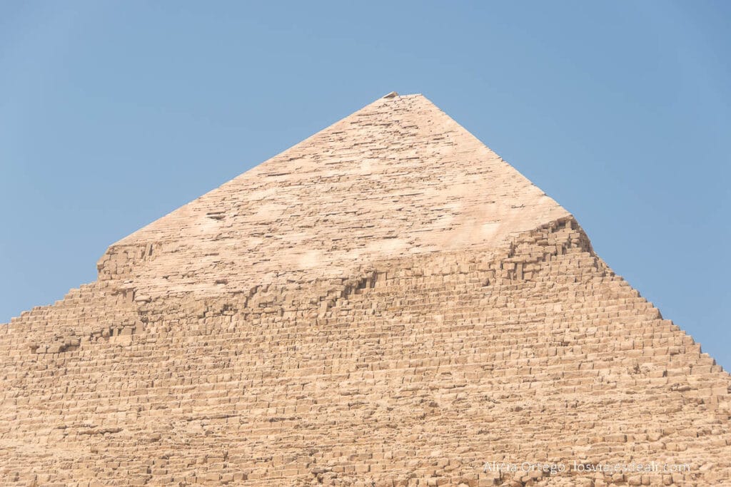 Guía para visitar las Pirámides de Giza: un viaje al corazón del Antiguo Egipto 44 cúspide de pirámide de kefren con revestimiento de caliza blanca