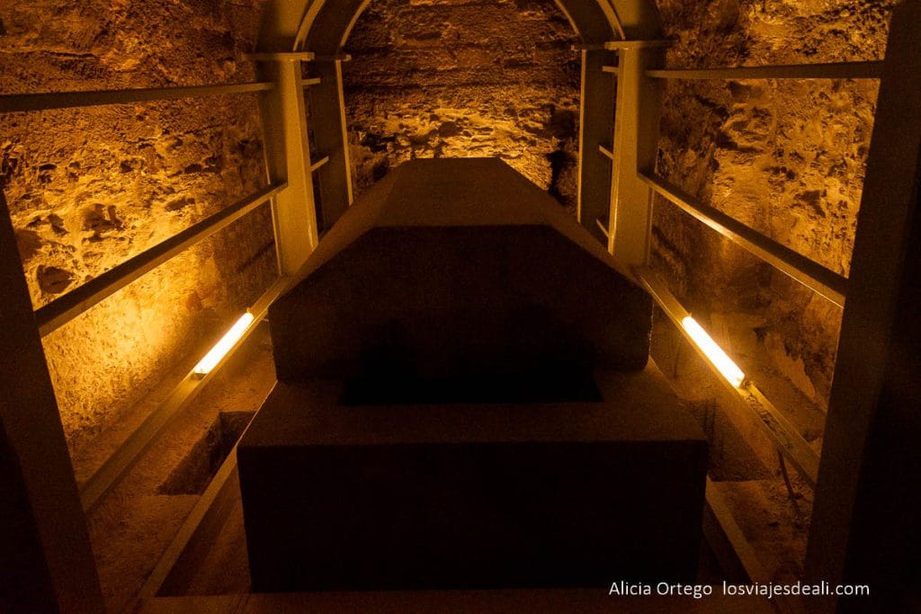 Qué ver en Saqqara: guía para descubrir la inolvidable necrópolis del Antiguo Egipto 50 sarcófago en el interior del serapeum de saqqara