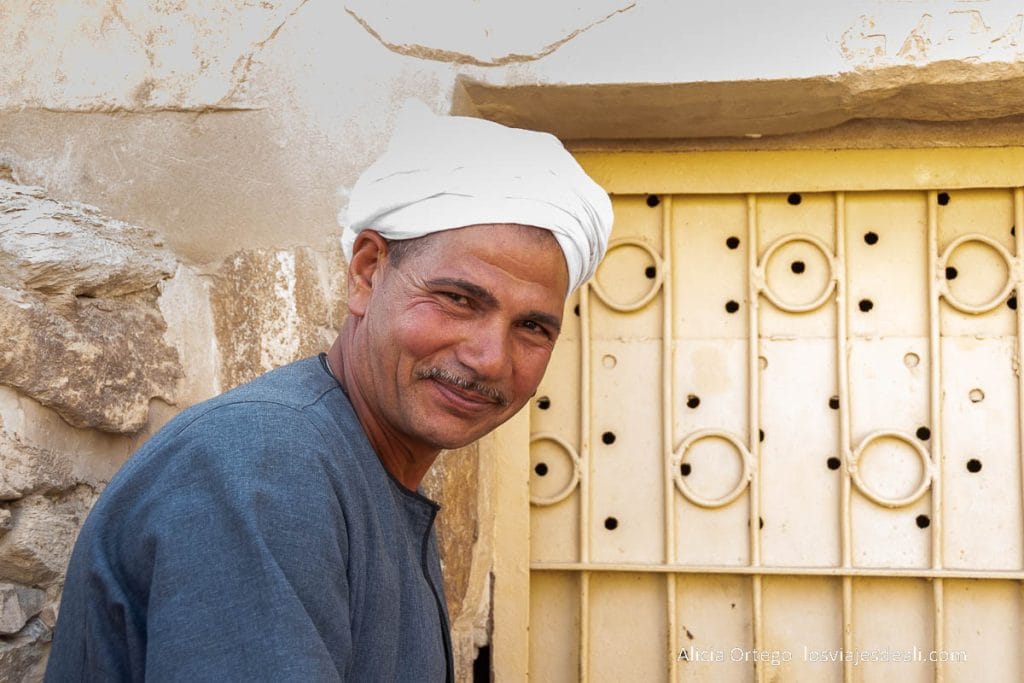 Qué ver en Saqqara: guía para descubrir la inolvidable necrópolis del Antiguo Egipto 49 gafir a punto de abrir la tumba de mehu en saqqara