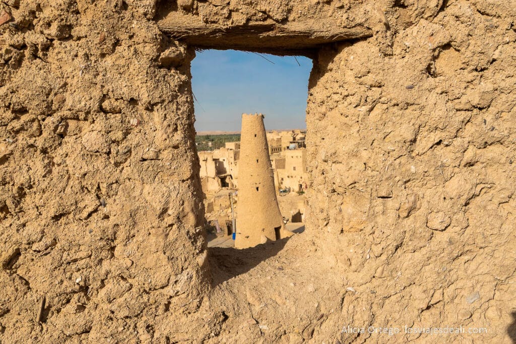 Guía del Oasis de Siwa: Antigüedad, Cultura y Naturaleza en un rincón único de Egipto 57 vista de un minarete desde una ventana de la fortaleza de shali