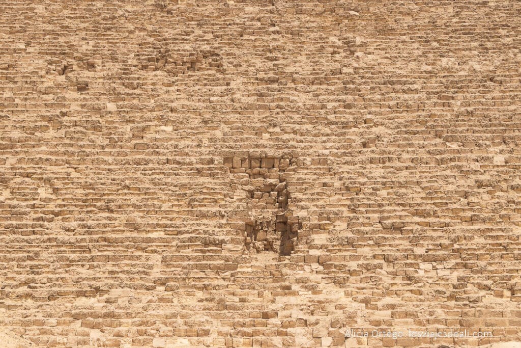 Guía para visitar las Pirámides de Giza: un viaje al corazón del Antiguo Egipto 48 muro de una pirámide con una puerta