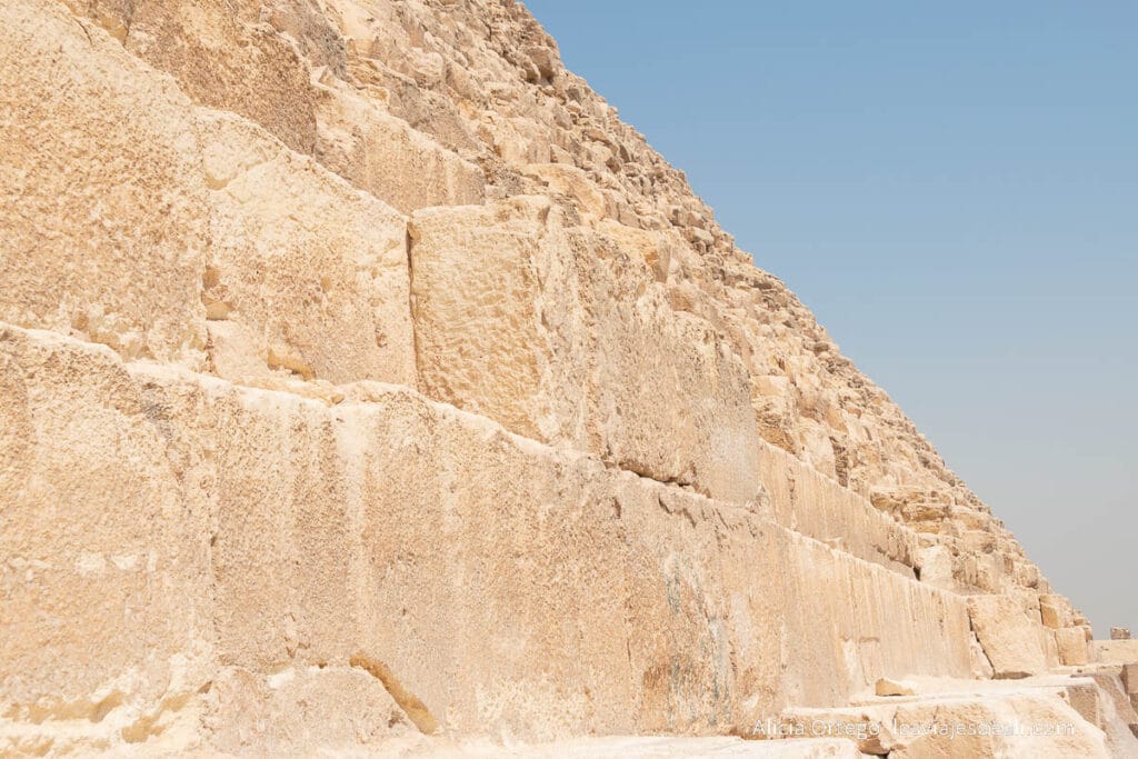 Guía para visitar las Pirámides de Giza: un viaje al corazón del Antiguo Egipto 43 detalle de los bloques de la pirámide de kefrén