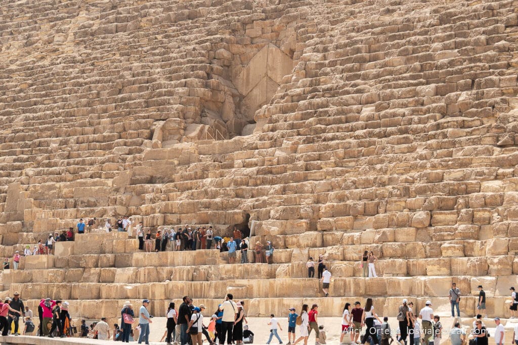 Guía para visitar las Pirámides de Giza: un viaje al corazón del Antiguo Egipto 41 turistas haciendo cola para entrar en la pirámide de keops