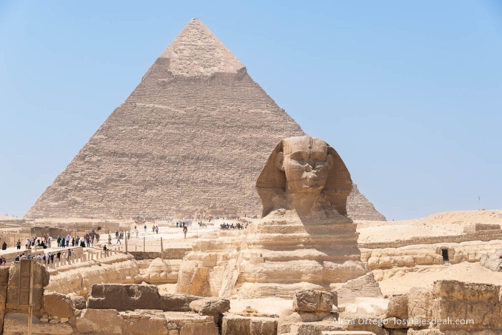 Guía para visitar las Pirámides de Giza: un viaje al corazón del Antiguo Egipto 45 esfinge con la pirámide de kefren detrás